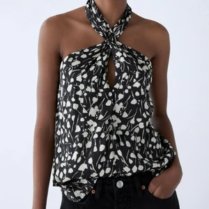 Blommig zara topp - Blommig zara topp i storlek XS.Endast använd 1 gång så i princip som ny.