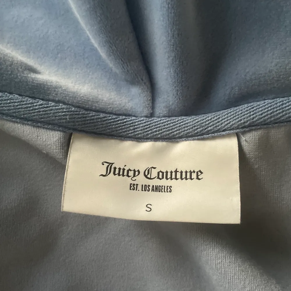 En oanvänd Juicy Couture tröja i fint skick. Storlek S nypris 1200 men säljer för 800. Buda i kommentarerna💘💕. Tröjor & Koftor.