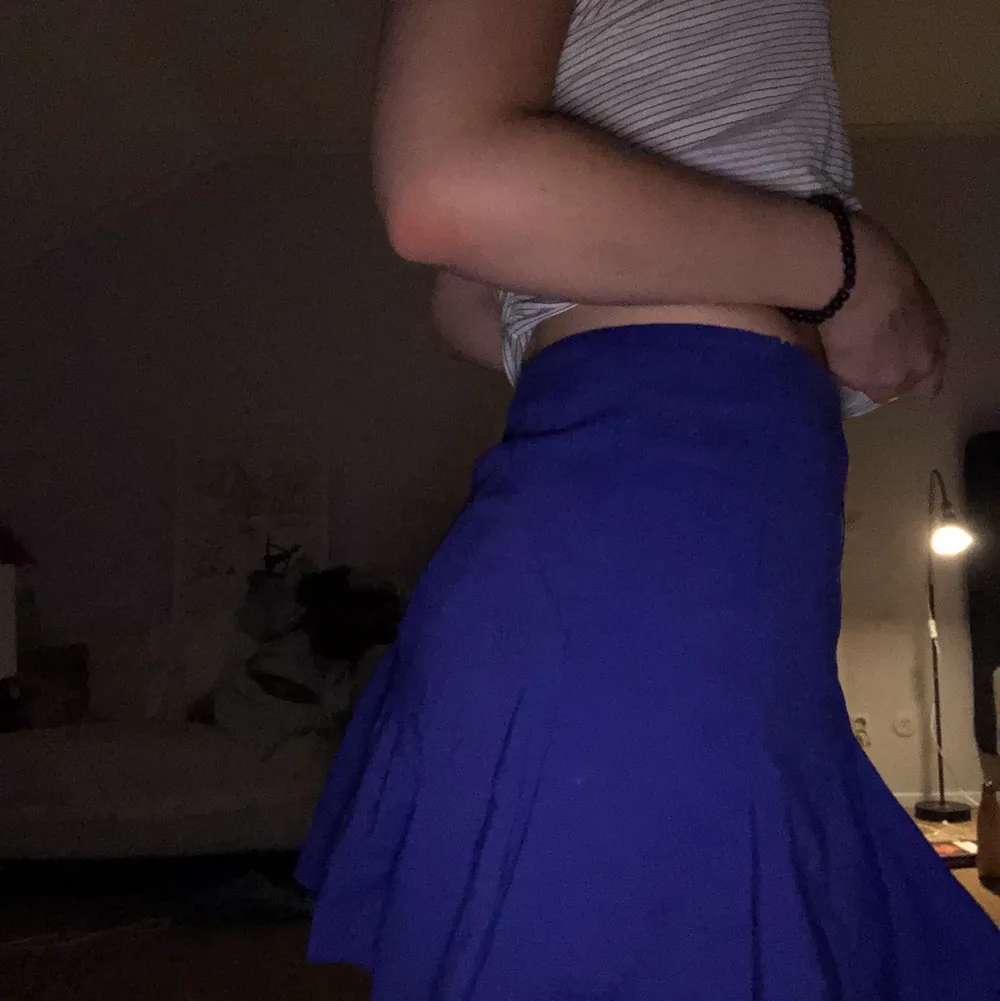 cool kjol från zara, lite tenniskjolaktig🖤🖤 är i storlek xs men sitter perfekt på mig som är en s. den är inköpt från sellpy och har kvar prislappen, ej använd av mig. Kjolar.