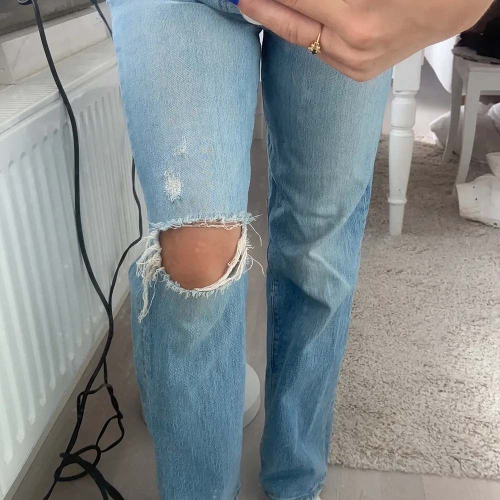 Snyggaste jeansen någonsin!!! Mellanhöga i midjan och sitter som en smäck om rumpan ⭐️ stl 24 passar xs-s ungefär 💕. Jeans & Byxor.