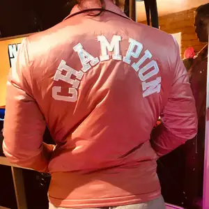 Helt oanvänd ny Champion jacka i rosa nästan lite Rosé rosa skulle jag vilja säga! 