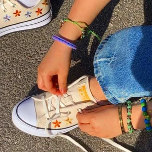 Låga Converse med platåsula  - Jättesöta låga Converse med platåsula. De är i storlek 36 med små blommor. Jag har persoligen väldigt små fötter så dessa är lite stora. Passat säkert 37 och 38. (De är 22cm enligt lappen på insidan) De har en lite fläck sig. Går säkert att ta bort fläcken om man försöker. Förutom det så är de i väldigt bra skicka och sparsamt använda. Skulle kunna tänka mig att byta med nån som har ett par rimliga skor :) köparen står för frakten 