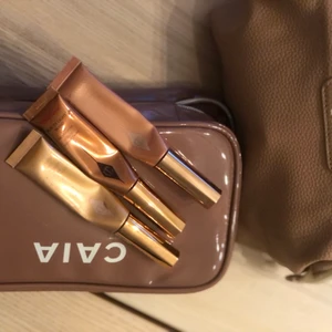 Charlotte Tilbury Highlighters  - Charlotte Tilbury highlighters i Peachgasm, Goldgasm och Spotlight. Nypriset är 1200 kr. De är olika mycket använda men fortfarande mycket produkt i. Kan både skickas eller hämtas på Östermalm 