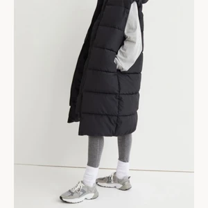 Söker!!! Lång dunväst från hm - S elr xs🙏