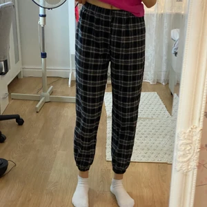 Svart/vita randiga pyjamasbyxor  - Säljer mina pyjamasbyxor pga de har blivit förkorta för mig, (är 170)