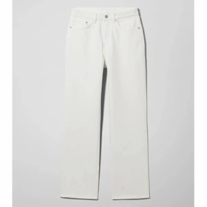 highwaist jeans - Highwaist vita jeans från weekday, modellen heter Voyage, W27L28. Dessa är tyvärr för stora för mig så bilderna är från hemsidan. Inte använt så mycket så skicket är bra! Inga märkbara fläckar osv. Nypris 500