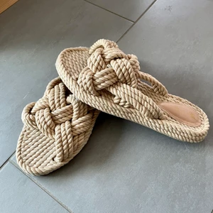 Remsandaler - Vackra remsandaler i beige. Inköpta från H&M denna sommaren. I nyskick, säljes då dem dessvärre inte kommer till användning och hoppas på en ny ägare. Strl 39, men upplever de ganska små i storleken då jag vanligtvis har strl 38. Köpten står för frakten 🤎