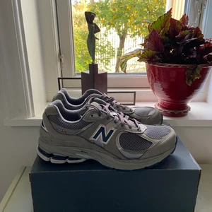 New balance skor - Ett par New balence 2002R, endast använda en gång och inga flaws. Storlek 43 men små i storleken så passar 42-42,5. Säljer för 900kr, nypris 1600kr. Bara höra av er vid frågor!