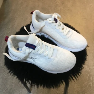 Reebok x-running sneakers - Storlek 40. Jogging/gym skor vita och blåa. Funkar både för dam som herr