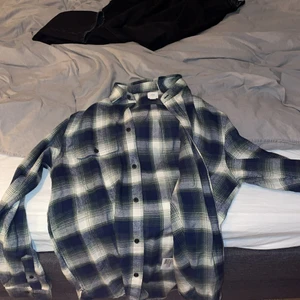 Skjorta - Ett par skjortor från h&m. Köpte de för 399kr och säljer nu båda för 99kr (totalt). Storlek s (passar större). Inga som helst flaws. Hör gärna av er!