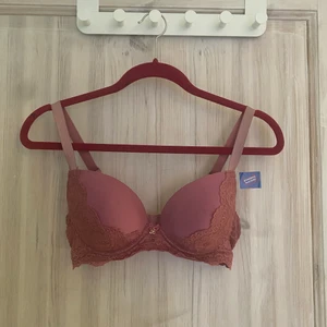 Rosa bh - Superfin rosa bh med spetsdetaljer samt en rosett. Köpt på Cubus för något år sedan. Frakt tillkommer