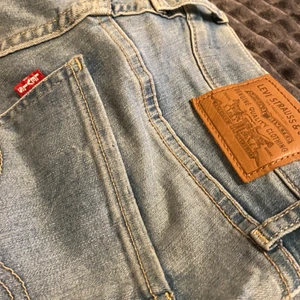 Skinny jeans från Levi’s - Mile High Super Skinny Jeans i storlek W27 L32 men passar någon med storlek 34-38 på andra jeans. Ungefär 6 månader gammla, färgen kan beskrivas som en himmelsblå denminfärgad nyans. Nypris låg på 949 kr på carlings.