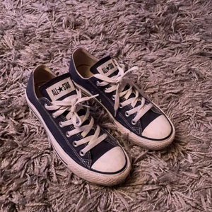 Converse - Säljer dessa snygga converse skor då dom är för små för mig!! har användt dom ungefär 3 gånger:) dom har lite repor fram på skorna men syns inte så mycket<3