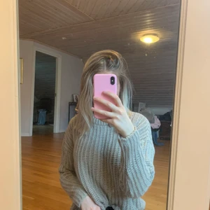 Tröja från nakd - Fin beige stickad tröja från nakd. Storlek XS. Knappt använd så i väldigt bra skick. Obs!!  den kan stickas litegrann. Köparen står för frakten💕