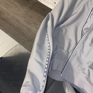 Nike jacka  - Säljer min Nike jacka som är helt oanvänd. Storlek S passar även xs. 