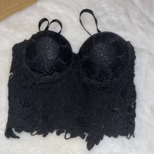 Spets topp  - Säljer denna fina topp som jag köpt på Plick men den var förliten för mig som har 80D. Det är storlek S och skulle passa en B eller möjligtvis en liten C kupa