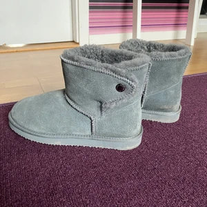 Skor - Säljer ett par ”uggs” i storlek 38/39, använd en gång men är i fint skick.