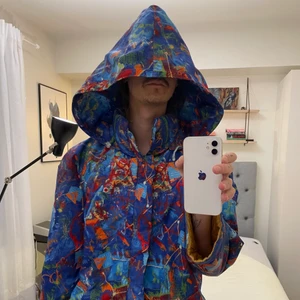 Mönstrad Jacka - Höstjacka med mönster, bred men inte speciellt lång. Vet tyvärr inte exakt storlek, men på bild 1 har jag den på mig och jag är en ”S” kille. Dragkedja och knappar, avtagbar huva.