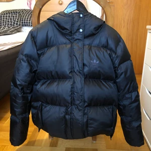 Adidas jacka - Svart Adidas jacka i storlek S/M. Kan mötas i Umeå annars kostar leverans runt 100-120kr. 