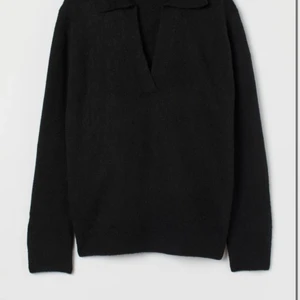 stickad tröja hm - Säljer denna helt oanvända stickad tröjan från H&M men krage/urringning! Superfin och mysig tröja till hösten🖤