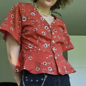 Gullig topp - En gullig topp från QED London, som passar perfekt till många tillfällen som en sommarpicknick eller fest kompisar. Den har fina knappar som detaljer. Tveka inte att komma privat för ytterligare frågor:)