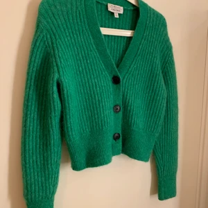 Grön an other stories kofta - Säljer min gröna långa an other stories kofta med garn i alpackamix. Nypris ca 900kr från & other stories. Knappt använd så inga fläckar och inget trasigt