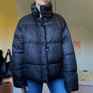 Jacka - Intressekoll på min vinterjacka köpt från HM förra vintern, finns ej kvar på hemsidan. Strl M men sitter snyggt oversized på mig som brukar ha xs/s. Skriv för fler bilder elr om du har frågor! 💗 (Buda eller köp direkt för 350) 
