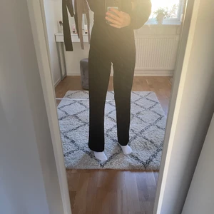 Svarta byxor från Gina tricot  - Jättesköna byxor från Gina tricot! Kan både användas som mjukis och som kostym byxor! De är rejäla i materialet och jättefin passform! Älskar byxorna men de har tyvärr blivit lite för korta