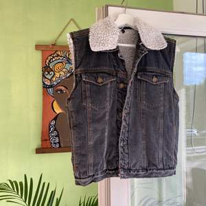 Super sej denim vest med fleece indeni! Aftagelig krave.