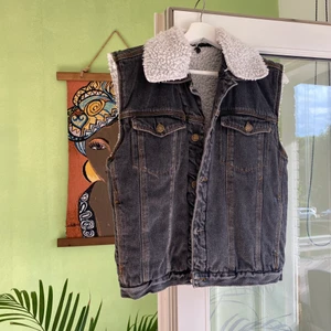 Denim Vest  - Super sej denim vest med fleece indeni! Aftagelig krave.