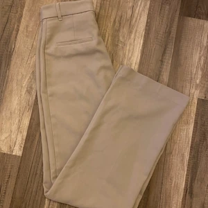 Kostymbyxor - Kostymbyxor från MONKI, mycket bra skick. Sitter super bra, säljer pga att dom är för små.