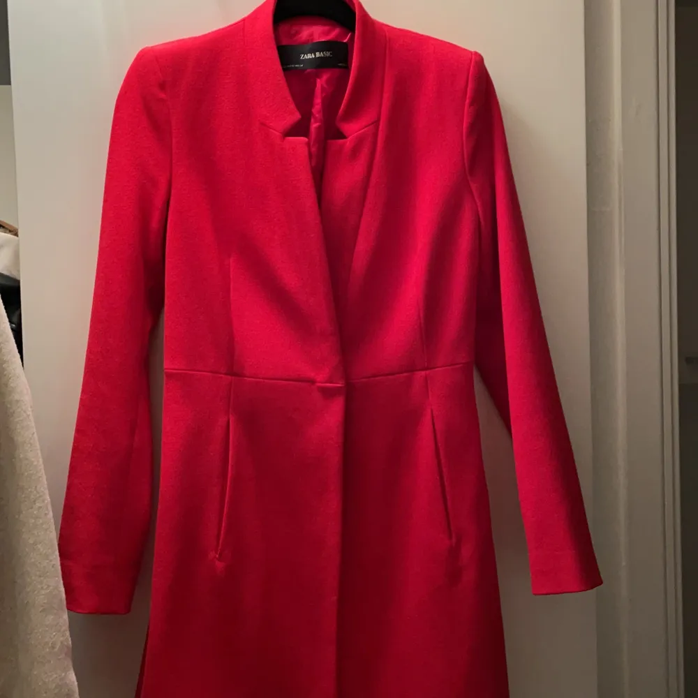 Röd kappa från Zara som är använd 2 gånger. Säljer då jag ej använder den. . Jackor.