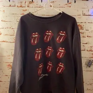 Gättfin svart sweatshirt från hmXrolling Stones. Tror inte den går att få tag i längre. St L men passar M också. 