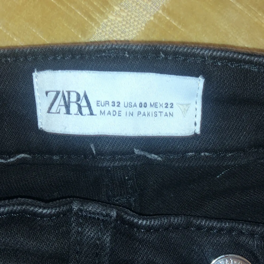 Säljer dem här jeansen från zara då det inte kommer till användning! Köpte för 400 kr och säljer för 200! . Jeans & Byxor.