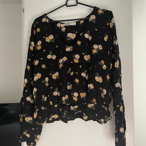 Blommig blus - En blommig blus. Säljs pågrund av för liten för mig.              Pris: 150