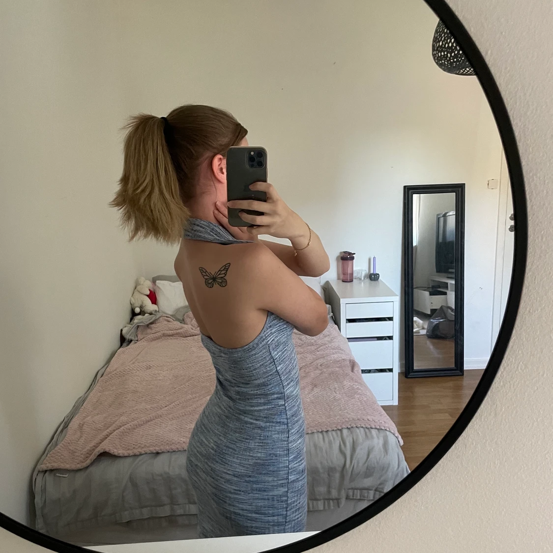 Klänning med öppen rygg 