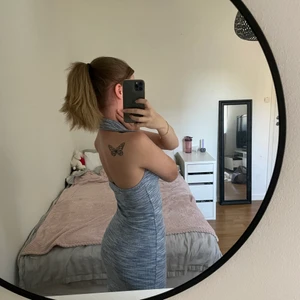 Klänning med öppen rygg  - Säljer denna klänning ifrån asos i storlek 34/S. Klänningen sitter likadant som på modellen det enda som skiljer åt är att den är lite mörkare i verkligheten. Säljer pågrund av att den inte är min stil längre. Använt 1 gång. På asos kostar klänning 274 och är slutsåld i just denna storlek. Skriv privat för fler bilder eller frågor!🥰  Spårbar frakt tillkommer på 66kr!