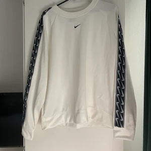 Vit långärmad nike tröja - Vit långärmad nike tröja, i nytt skick. Har endast användas 1-2 gånger. Säljer pågrund av att den är för liten för mig.                                                                             Pris:200kr