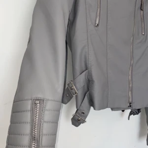 Skinn jacka  - Säljes för 350, köptes för 599 i Diables. 