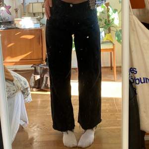 Coola svarta jeans från Monki! Säljer pga att de är lite för stora & långa, därav croppningen. Frakt tillkommer :)