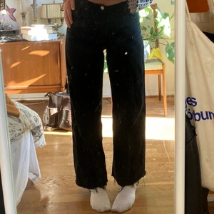 Svarta baggy Jeans  - Coola svarta jeans från Monki! Säljer pga att de är lite för stora & långa, därav croppningen. Frakt tillkommer :)