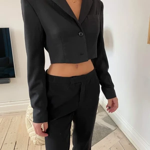 Svart croppad kavaj från NA-KD - Så snygg croppad kavaj! Aldrig använd med prislapp kvar, så väldigt bra skick. 