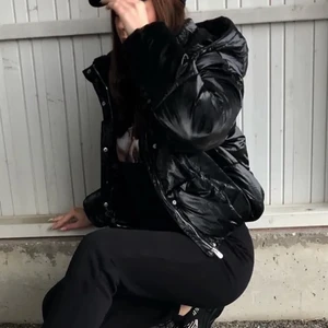 Jacka  - Säljer denna snygga glansiga jacka ifrån pull bear som tyvärr inte kommer till någon användning. Jätte skön och varm nu till vintern💞