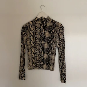 Snygg polotröja i orm-mönster  - Använd få gånger, bra skick