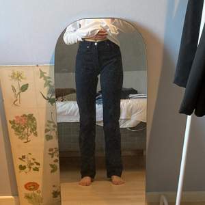 Levi’s jeans mörkblågråa - fint skick - mellanhög midja - skulle säga strolek S i midja och 32 i längd ungefär 
