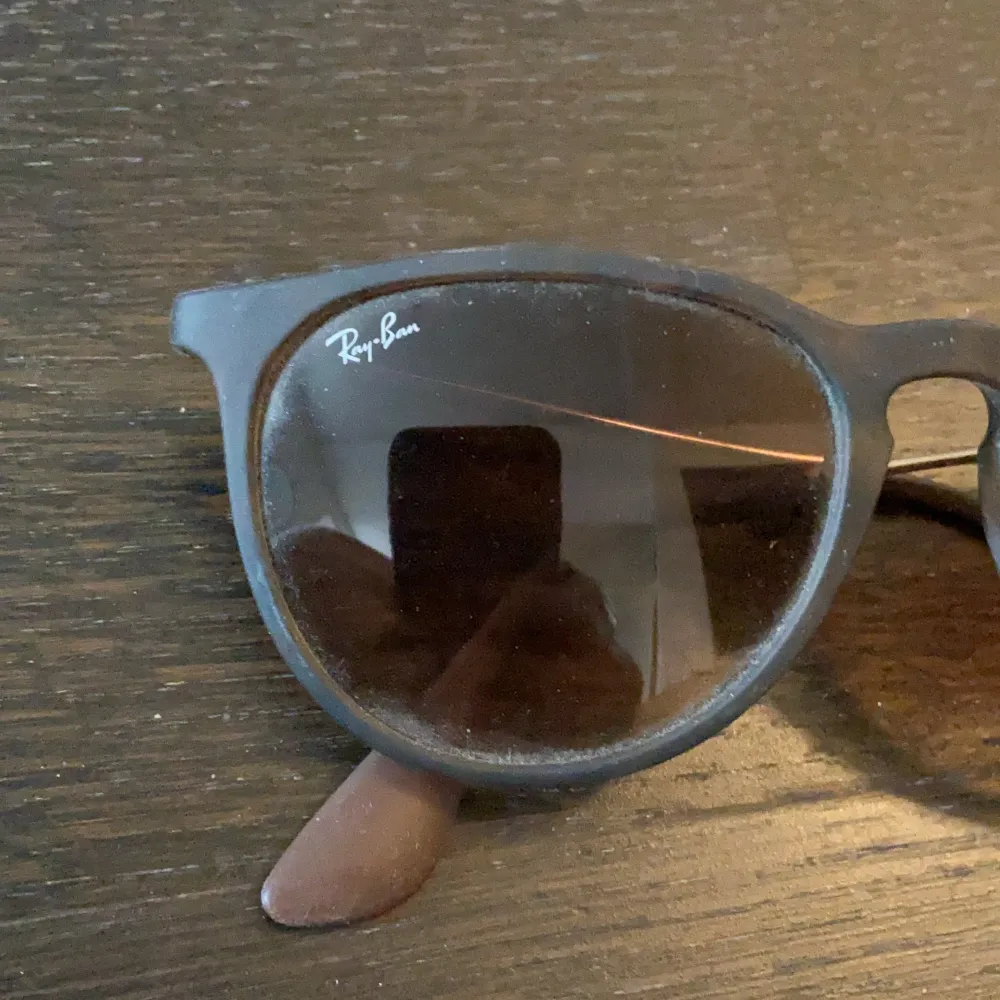 Ray Ban solglasögon i modellen Clara. Köpta i Sturegallerian i Stockholm. Något lösa i bågarna men går enkelt att skruva åt hos en optiker. . Accessoarer.