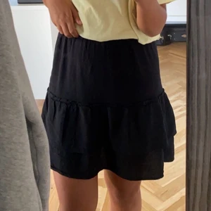 Svart volangkjol  - Svart volangkjol från Cubus💕 storlek 146/152 men skulle säga att den sitter som en XS