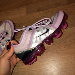 Nike vapormax  - Jätte sällsynt färg på dessa nikes, super fina och vill veta ifall det finns något intresse för dom? Original pris runt 2000. Strl 38 