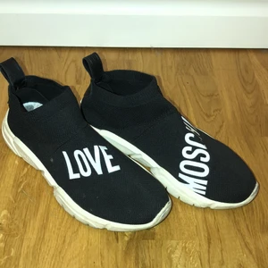 MOSCHINO SKOR STRL 38 - Super fräscha moschino skor. Strl 38. Köpta på zalando för 1436kr. Använda ca 5 ggr. 