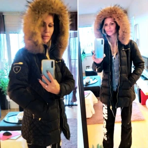 Svart Rock and blue vinterjacka, nyskick - Strl 36/38, nyskick och underbar luva med avtagbar päls. Innerfickor samt ytterfickor med dragkedja (en liten på ärmen också). Smickrande för figuren och når ungefär till mitt på rumpan (jag är 169cm). Köparen betalar frakten! 